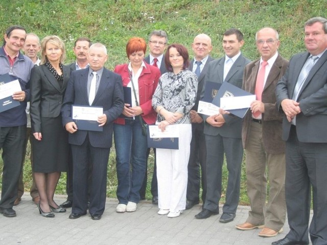 Nagrodzeni sołtysi z członkami komisji i zarządu powiatu
