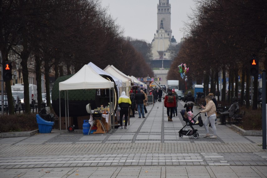 Częstochowa. Trwa Jarmark św. Marcina. Jest tu około 30...