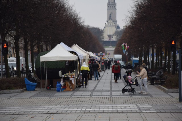 Częstochowa. Trwa Jarmark św. Marcina. Jest tu około 30 wystawców z różnorodnym asortymentem