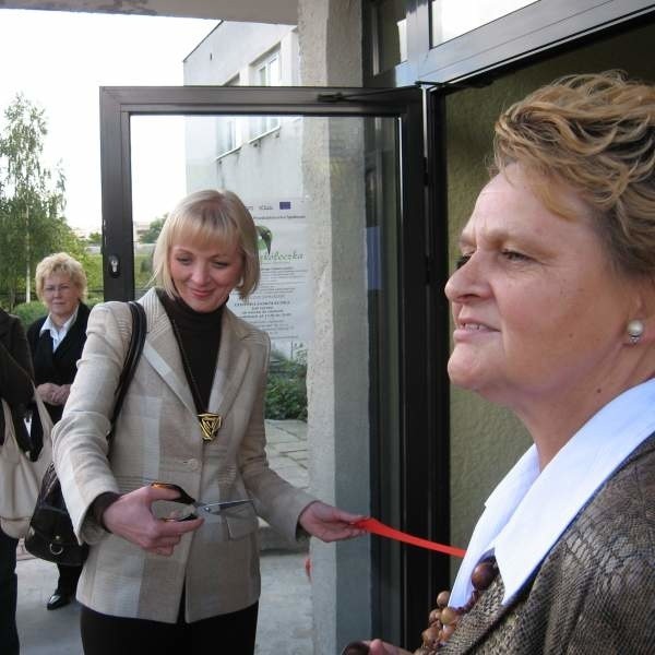 Przecinanie wstęgi rozpoczęła wiceprezydent Anna Kwiecień (z nożyczkami) życząc "Jaskółeczce&#8221; by spełniła swe cele.
