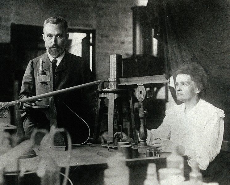 Maria z mężem w laboratorium