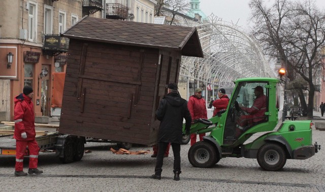 Przed urzędem miejskim w piatek postawiono budki, w których będą stoiska.