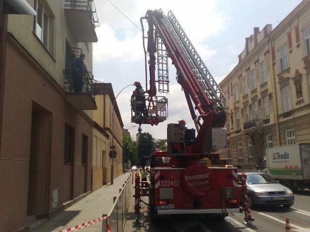 Utrudnienia w ruchu na ul. Lisa Kuli związane są z pracami przy usuwaniu odpadającego tynku.