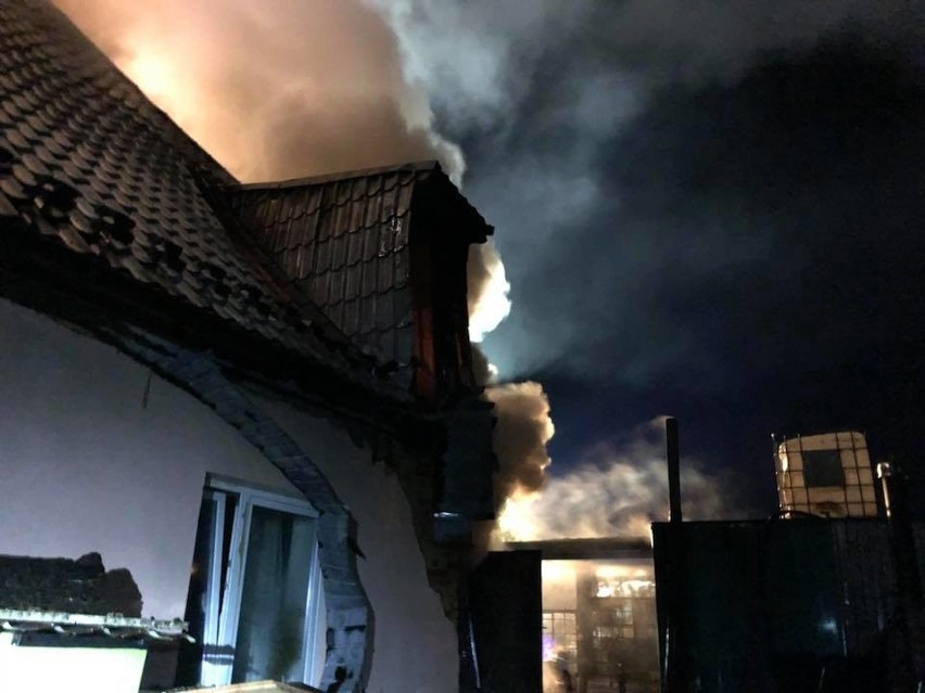 Nocny pożar budynków pod Oleśnicą [ZDJĘCIA]        