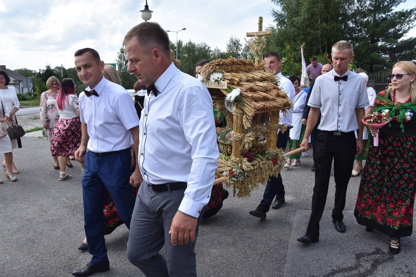 Takich wieńcow, jak na gminnych dożynkach w Sękowej nie ma nigdzie. Zachwycają kunsztem wykonania. Świętują wszyscy mieszkańcy