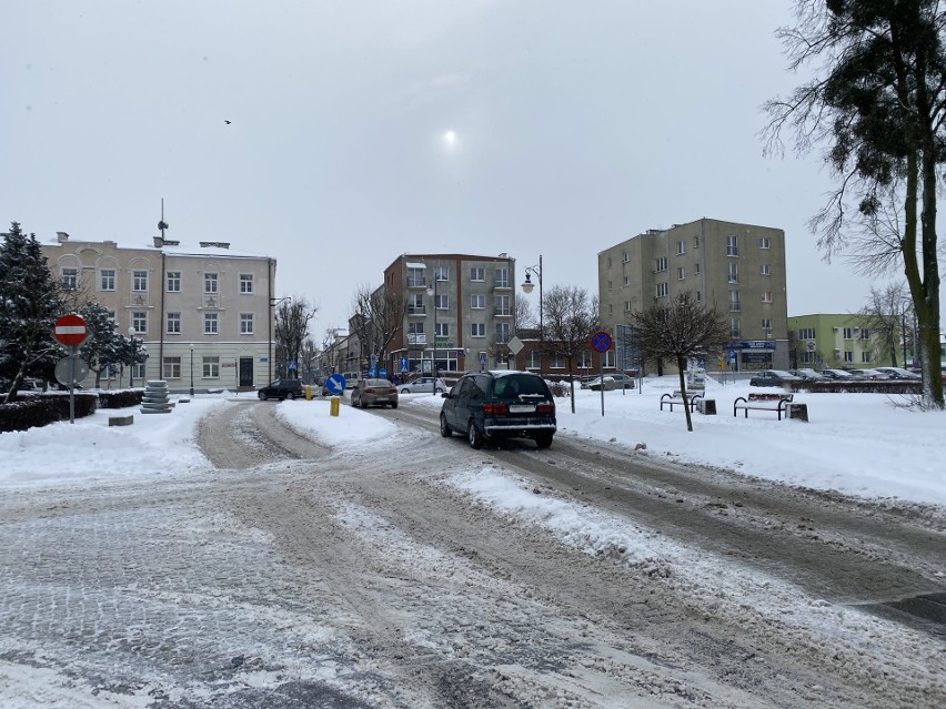 Zima 2021. Ostrołęka pod śniegiem. Trudne warunki jazdy. 7 kolizji w poniedziałek 8.02.2021