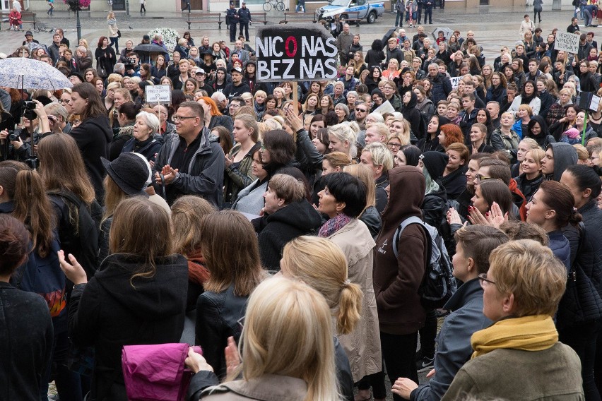 czarny protest zgromadził 3 października na Rynku Kościuszki...