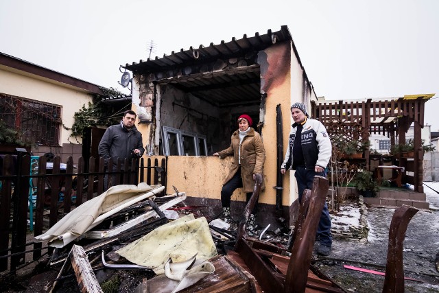 Pożar wybuchł w środę około godz. 20. Na miejsce skierowano dwa zastępy straży pożarnej. Ogień kompletnie zniszczył wnętrza domku jednorodzinnego, który znajduje się na bydgoskich Glinkach. Mieszkające tam małżeństwo straciło dorobek całego życia i ma teraz poważne kłopoty. Dlatego sąsiedzi organizują pomoc. Na grupie Bydgoszczanie na Facebooku pojawił się apel jednego z nich."Pan Kazimierz i pani Renata są po pięćdziesiątce i są w trudnej sytuacji finansowej. Jest prosty sposób, żeby im pomóc! Być może macie w domach pozostałe po remontach materiały budowlane, z którymi nie macie co zrobić? Jeśli macie chęć i możliwość przekazania ich potrzebującym, bardzo proszę o kontakt w wiadomości prywatnej. Pan Kazimierz zajmuje się budowlanką, więc doskonale będzie wiedział co zrobić z otrzymanymi materiałami" - czytamy na Facebooku. Mieszkańcy miasta szybko zareagowali na ten apel. Jak informuje organizator, już zwożą materiały potrzebne do remontu domu. Więcej o tej akcji można przeczytać na Bydgoszczanie pomagają na Facebooku;nf. Tam też można skontaktować się z organizatorem. 