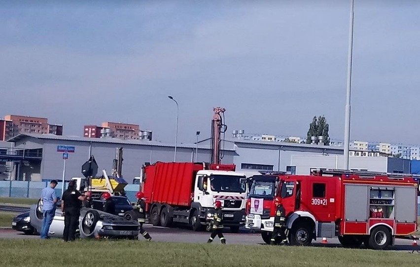 Wypadek na skrzyżowaniu ulic Pienistej i Waltera- Janke w Łodzi. Zderzenie osobówki z samochodem dostawczym 