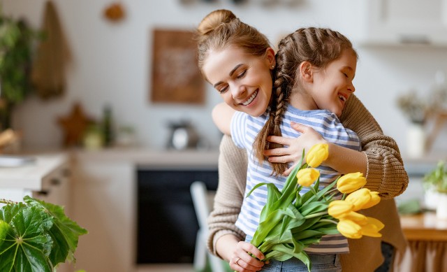 Dzień Matki, obchodzony w Polsce 26 maja, to jedno z ważniejszych i milszych świąt. Często jednak zadajemy sobie pytanie „co kupić na Dzień Mamy?”. Proponujemy kwiaty i podpowiadamy, jakie wybrać.