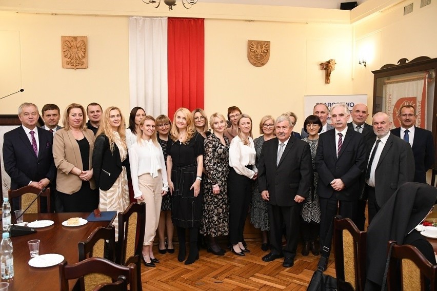 Miechów. Nagrody dla nauczycieli szkół powiatowych z okazji Dnia Edukacji Narodowej
