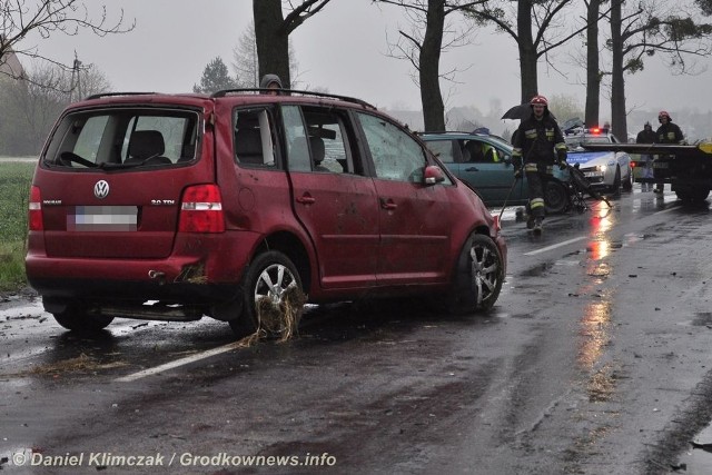 Wypadek na drodze wojewódzkiej 385. Ford zderzył się z VW