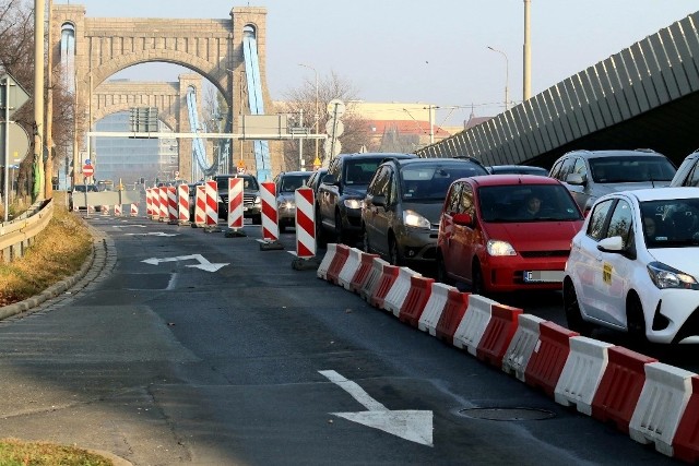 W ten weekend drogowcy zwęzili jezdnię na i tak wiecznie zakorkowanym pl. Społecznym we Wrocławiu, zamykając po jednym pasie ruchu. I choć na razie niewiele się tam dzieje, niedługo prace przy remoncie nawierzchni mają ruszyć pełną parą.  Mimo zmniejszonego, niedzielnego ruchu, już tworzą się korki. Aż strach pomyśleć, co będzie się tam działo w tygodniu, w godzinach komunikacyjnego szczytu.