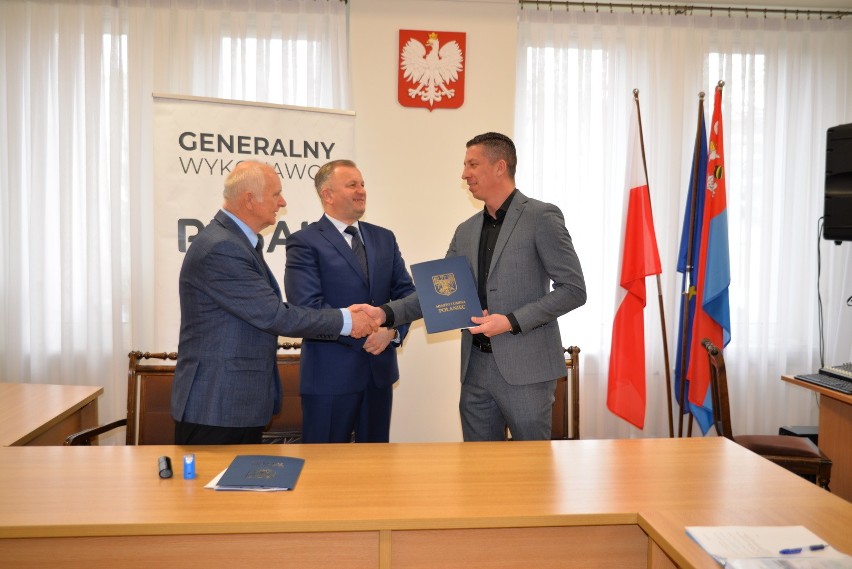 Podczas podpisania umowy w Urzędzie Miasta i Gminy w Połańcu