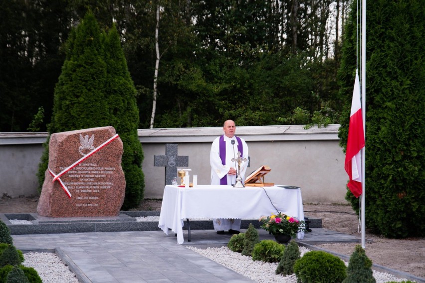 Mieszkańcy Solca nad Wisłą uczcili pamięć poległych podczas II Wojny Światowej. Odsłonięto odrestaurowany pomnik. Zobacz zdjęcia