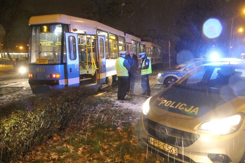 Wypadek na Żmigrodzkiej 30.11.2016. Tramwaj potrącił...