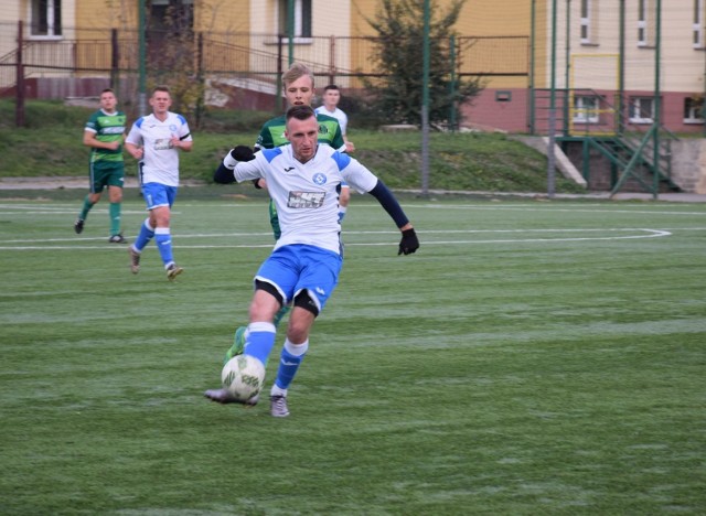 Centrum Radom zremisowało z Szydłowianką Szydłowiec 1:1. Przy piłce zawodnik szydłowieckiego klubu, Kamil Czarnecki.