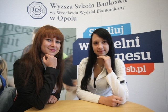 Dominika Gągała (z lewej) i Agnieszka Śpikowska, studentki I roku WSB w Opolu.