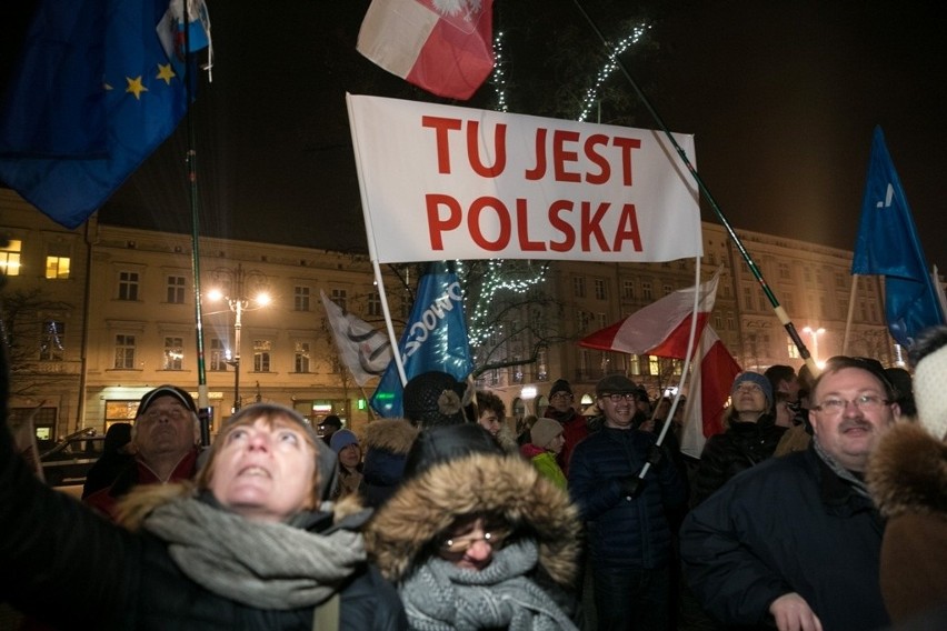 "Nie dla demolowania Polski". Demonstracja KOD-u w Krakowie [ZDJĘCIA, WIDEO]