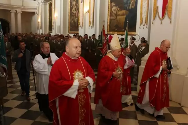 W drugim dniu trwającego od niedzieli odpustu ku czci Podwyższenia Drzewa Krzyża Świętego do sanktuarium świętokrzyskiego przybyli przedstawiciele nadleśnictw należących do Regionalnej Dyrekcji Las&oacute;w Państwowych w Radomiu na czele z zastępcą dyrektora Markiem Szarym oraz przedstawiciele Świętokrzyskiego parku Narodowego na czele z dyrektorem Janem Reklewskim.Liturgię mszy świętej przygotowali pracownicy nadleśnictwa Łag&oacute;w na czele z nadleśniczym Krzysztofem Karstem, a oprawę muzyczną zapewnił Zesp&oacute;ł Sygnalist&oacute;w Myśliwskich przy Regionalnej Dyrekcji Las&oacute;w Państwowych w Radomiu. &nbsp;Na uroczystej mszy świętej obecne były także Poczty Sztandarowe: Regionalnej Dyrekcji Las&oacute;w Państwowych w Radomiu, Nadleśnictwa Barycz, Nadleśnictwa Ostrowiec Świętokrzyski, Związk&oacute;w Zawodowych Leśnik&oacute;w Polskich Regionu Świętokrzyskiego, Technikum Leśnego z Zagnańska. Wśr&oacute;d zaproszonych gości byli obecni: wojewoda świętokrzyski Agata Wojtyszek, senator Krzysztof Słoń oraz marszałek wojew&oacute;dztwa świętokrzyskiego Andrzej Bętkowski. - Eucharystii w intencji leśnik&oacute;w i ich rodzin przewodniczył i wygłosił homilię biskup senior Edward Frankowski z Sandomierza. Wraz z księdzem biskupem modlili się kapłani: ksiądz prałat Franciszek Berak &ndash; kapelan Myśliwych i Leśnik&oacute;w Świętokrzyskich, ksiądz kanonik Dariusz Kowalski &ndash; kapelan leśnik&oacute;w z diecezji sandomierskiej, ksiądz dziekan Krzysztof Kozieł z Łagowa oraz ojcowie oblaci ze świętokrzyskiego komunitetu - m&oacute;wił nam ojciec Dariusz Malajka, rektor Bazyliki Mniejszej pod wezwaniem Tr&oacute;jcy Świętej na Świętym Krzyżu i rzecznik prasowy sanktuarium Relikwii Drzewa Krzyża Świętego.On też powitał przybyłych pielgrzym&oacute;w. Wyraził też wdzięczność Regionalnej Dyrekcji Las&oacute;w Państwowych w Radomiu za coroczne pielgrzymowanie i modlitwę wsp&oacute;lnoty leśnik&oacute;w w blasku relikwii Drzewa Krzyża Świętego oraz za okazywaną wszelką pomoc i życzliwość wobec sanktuarium i klasztoru na Świętym Krzyżu.Ksiądz biskup w homilii zwr&oacute;cił m.in. uwagę na fakt, iż sanktuarium relikwii Drzewa Krzyża Świętego jest szczeg&oacute;lnym i wyjątkowym miejscem. Także i leśnicy znajdują tutaj miejsce modlitwy, zawierzenia i budowania wsp&oacute;lnoty w blasku relikwii Drzewa Krzyża Świętego. - Na Świętym Krzyżu w spos&oacute;b szczeg&oacute;lny kr&oacute;luje Chrystus ukrzyżowany i zmartwychwstały. On daje nam nadzieje. Drodzy leśnicy, dostrzegacie piękno waszego powołania i chcecie mu być wierni. Stoicie dziś razem pod drzewem krzyża, drzewem kt&oacute;re jest jak wyśpiewaliśmy w pieśni na wejście &quot;święte nade wszystko, drzewo przenajszlachetniejsze w żadnym lesie takie nie jest, jedno na kt&oacute;rym sam B&oacute;g jest&quot; - m&oacute;wił ksiądz biskup Edward Frankowski.  Na zakończenie uroczystej mszy świętej ksiądz biskup, kapłani koncelebrujący i wszyscy zebrani oddali cześć relikwii Chrystusowego Krzyża przez adorację i ucałowanie. P&oacute;źniej wszyscy udali się na klasztorne podw&oacute;rze, gdzie miała miejsce wsp&oacute;lna agapa przygotowana przez klasztorną kuchnię. Wszyscy mogli skosztować klasztornego bigosu, żurku oraz słodkich wypiek&oacute;w.- Była to piąta pielgrzymka Leśnik&oacute;w na Święty Krzyż, kt&oacute;ra odbywa się w ramach trwającego Tygodniowego Odpustu ku czci Podwyższenia drzewa Krzyża Świętego. W tym roku uczestniczyło w niej podobnie jak w latach ubiegłych blisko 300 leśnik&oacute;w z 23 nadleśnictw - wyjaśnił ojciec Dariusz Malajka.(dor)