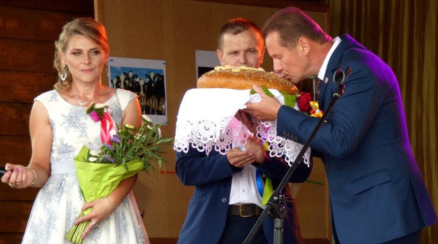 Starostowie wiślickich dożynek, Monika Kotuła i Damian Kaleta, wręczyli burmistrzowi Jarosławowi Jaworskiemu bochen chleba wypieczony z mąki z tegorocznych zbiorów.