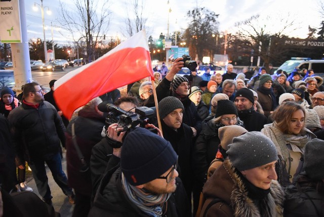 To najbardziej oczekiwana wystawa tego roku w Toruniu. W piątek w Centrum Sztuki Współczesnej „Znaki Czasu” otwarta została retrospektywa światowej sławy artystki, ikony sztuki performansu Mariny Abramović. Ekspozycję będzie można oglądać do 11 sierpnia.Wystawa budzi jednak wiele kontrowersji. Przed jej otwarciem (piątek 8.03, godz. 18) tłumy protestowały przed budynkiem galerii. Zobaczcie zdjęcia >>>