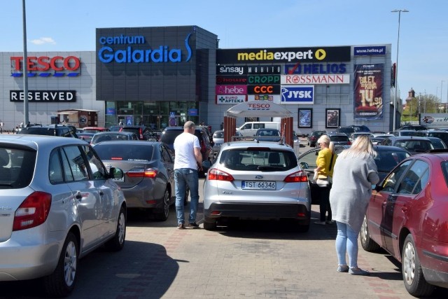 Sobota 9 maja jest pierwszą po ponownym niemal pełnym otwarciu centrów handlowych, sklepów meblowych i budowlanych. Piękna pogoda i wolny czas sprawiły,że do galerii handlowej Galardia w Starachowicach przyszło sporo osób. Oczywiście przestrzegane były obostrzenia, były środki do dezynfekcji rąk. Na kolejnych slajdach zobaczcie jak wyglądał handel w sobotnie południe.