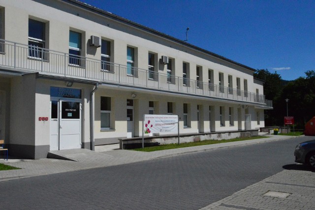Oddział zakaźny szpitala powiatowego w Myślenicach znów jest oddziałem covidowym. Łóżka covidowe są też w głównym budynku szpitala