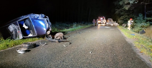 Sprawczynią koszmarnego wypadku w miejscowości Zachmiel w gminie Stromiec okazała się 19-letnia dziewczyna. Samochód, którym jechała rozpadł się na dwie części. Do szpitala odwieziono pięć osób podróżujących drugim autem.