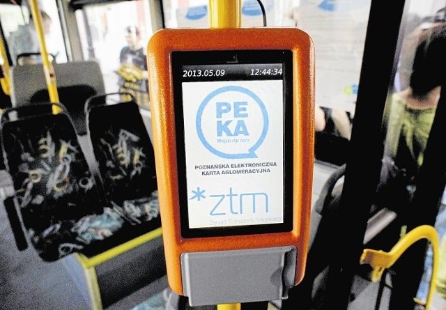 Takie czytniki kart PEKA montowane są już w tramwajach i autobusach. Osoby, które nie będą miały sieciówek, ale jeździły na biletach przystankowych (tzw. funkcja Tportmonetki) będą musiały przy wsiadaniu przykładać do nich swoją kartę . Będzie to odpowiednik dzisiejszego kasowania biletu. Drugi raz trzeba będzie  przyłożyć PEKĘ przy wysiadaniu