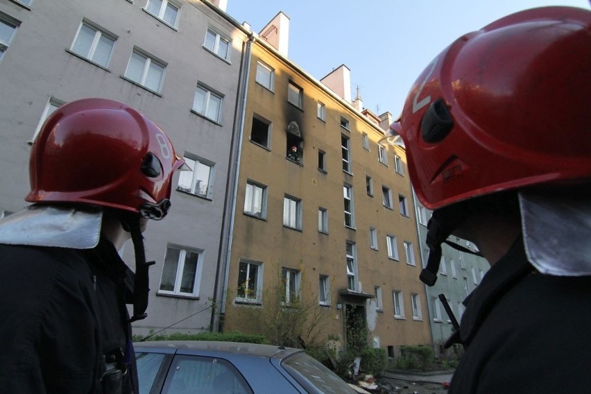 Wrocław: Pożar na Jaracza. Spaliło się mieszkanie w budynku (FILM, ZDJĘCIA)