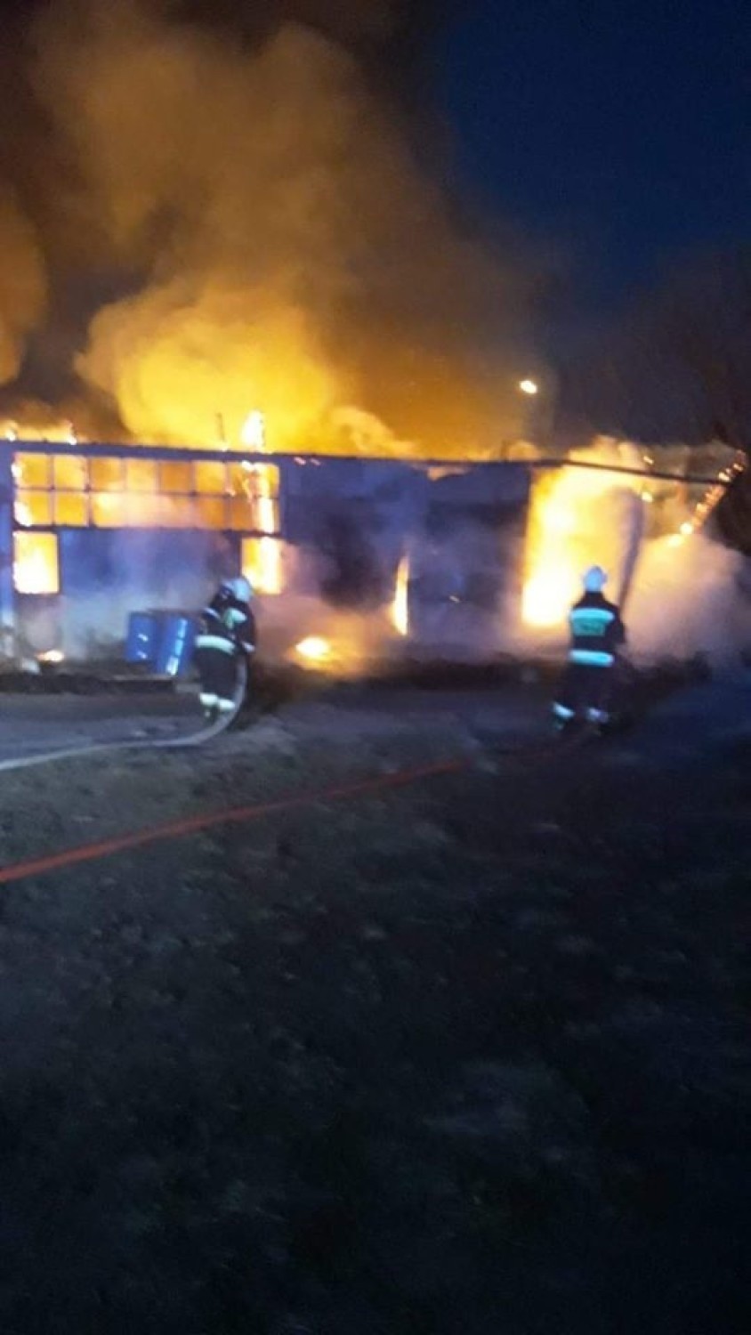 Pożar tartaku w Lipuszu 17.04.2020. Spłonęła hala produkcyjna