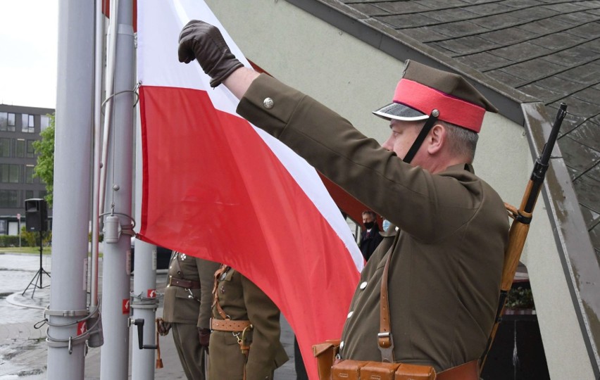 Dzień Flagi w Kielcach. Flaga wciągnięta na maszt obok Urzędu Wojewódzkiego [WIDEO, ZDJĘCIA]