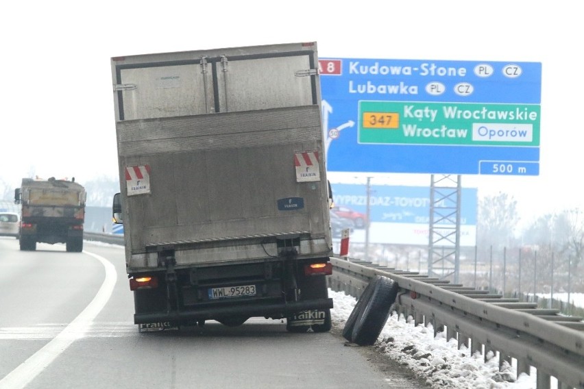 Bardzo niebezpieczna sytuacja na AOW. Samochód dostawczy zgubił dwa koła! [ZDJĘCIA]