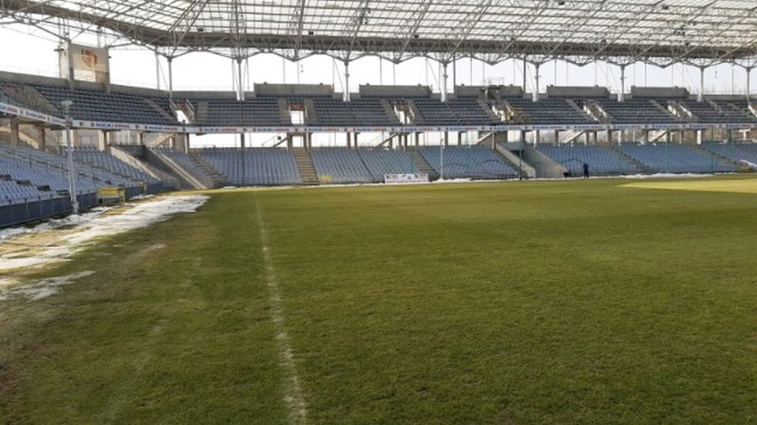 Suzuki Arena przygotowywana do meczu Korony Kielce z Chrobrym Głogów w Fortuna 1 lidze