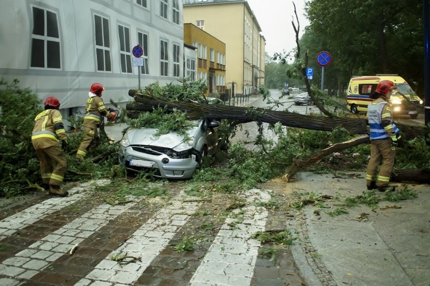 Zniszczone auto na na skrzyżowaniu ulic A. Krajowej i...