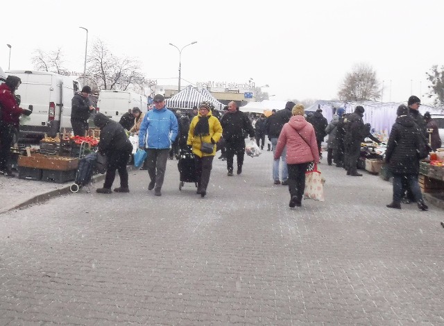 Mroźny poranek nie zakłócił handlu na radomskim targowisku Korej. Nie było wprawdzie tłumów, ale wiele osób przyszło na zakupy. Powodzeniem cieszyły się jak zwykle warzywa i owoce. Zobacz ich ceny.> Ceny warzyw i owoców na targowisku Korej w Radomiu w czwartek, 17 listopada. Zobacz zdjęcia