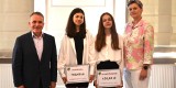 Młodzi utalentowali sportowcy z nagrodami od zarządu powiatu ostrowskiego