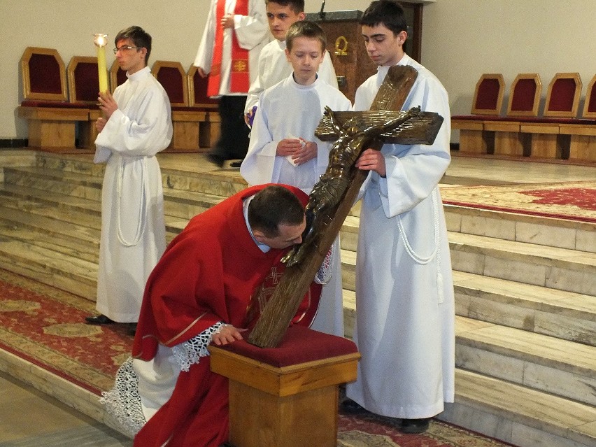 W Wielki Piątek wierni adorowali krzyż święty, na którym...