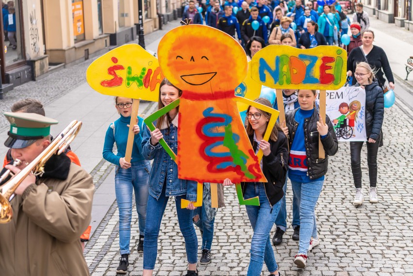 Nowy Sącz. Niebieski marsz dla ludzi z autyzmem przeszedł ulicami miasta ZDJĘCIA