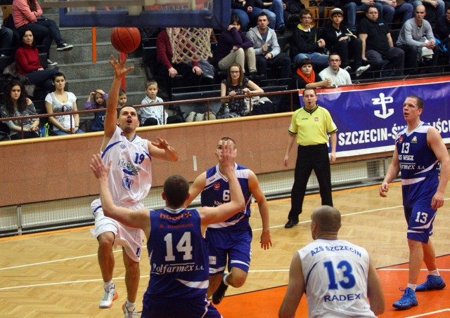 Łukasz Pacocha (z piłką) czołowy koszykarz Akademików, nie będzie występował w Wilkach Morskich.
