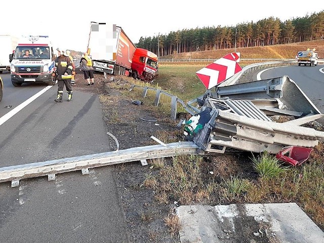 Groźna kolizja miała miejsce w środę, 11 września, na trasie S3 niedaleko Skwierzyny. Po godzinie szóstej rano tir zjechał tu z drogi i zatrzymał się w przydrożnym rowie. Kierowca trafił do szpitala. Strażacy odebrali wezwanie do tego zdarzenia o godzinie 6.35. Okazało się, że na węźle zachodnim, przy zjeździe z drogi ekspresowej S3 do Skwierzyny, tir zjechał na pobocze i zatrzymał się w rowie. Samochód wyrwał przy tym fragment barier energochłonnych. Na miejsce, poza strażakami, przyjechało też pogotowie i policja. Medycy zdecydowali, że kierowca ciężarówki zostanie odwieziony do szpitala na obserwację. Na razie nie wiadomo jakie były przyczyny tej kolizji. Ustalają to policjanci. Zobacz też wideo: Brutalne morderstwo w powiecie krośnieńskim. Mężczyzna leżał w kałuży krwi. Policja ma podejrzanego