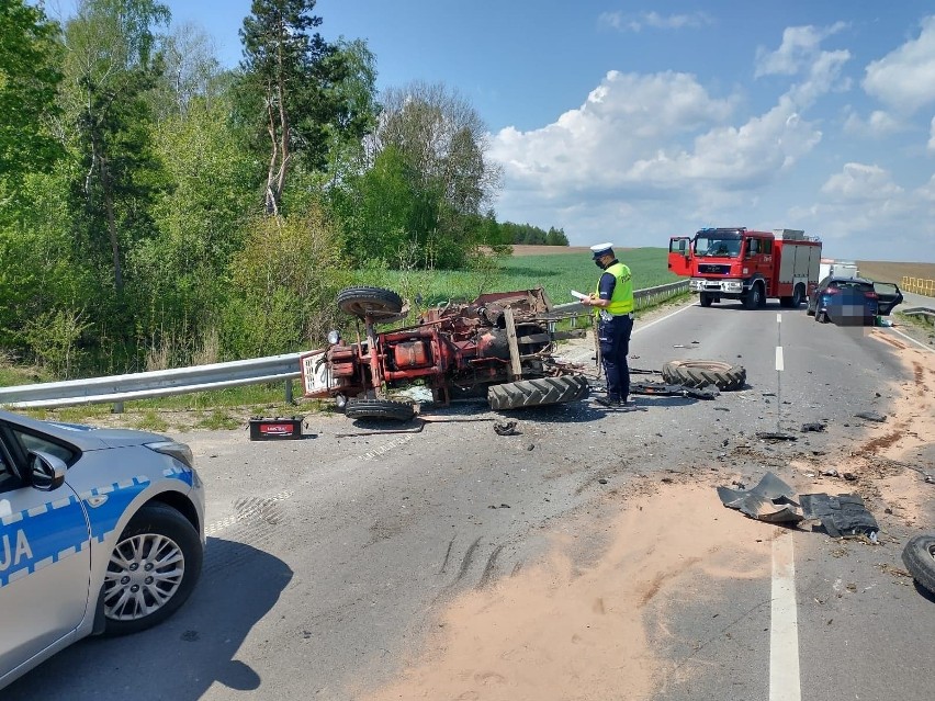 Grzymały. Wypadek na drodze wojewódzkiej nr 645. Osobówka zderzyła się z ciągnikiem. Dwie osoby w szpitalu