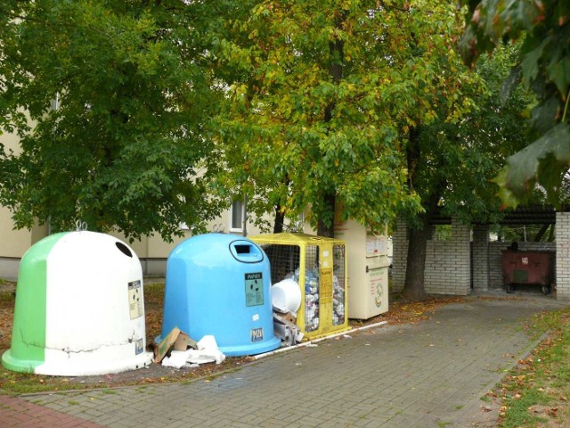 Wszystkie bloki w Stalowej Woli mają pergole śmietnikowe i pojemniki do selektywnej zbiórki odpadów.
