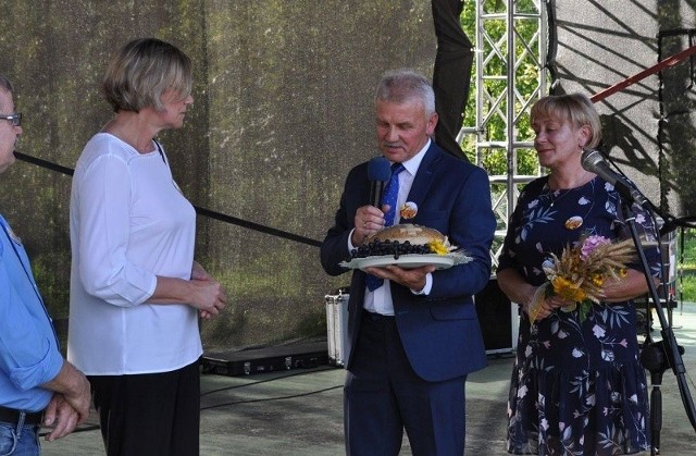 Tegoroczne Święto Plonów w Łubnicach zorganizowano w niedzielę, 18 sierpnia. Rozpoczęła je wójt gminy Anna Grajko, która powitała wszystkich mieszkańców i gości. Na ręce pani wójt chleb dożynkowy złożyli starostowie Danuta Soja z miejscowości Szczebrzusz oraz Marian Gromny z miejscowości Słupiec. Podczas dożynek przeprowadzono także konkurs na najpiękniejszy wieniec dożynkowy. Pierwsze miejsce zajął ten przygotowany przez reprezentację sołectwa Grabowa. Święto Plonów zakończyło się muzycznie: była biesiada, wystąpił zespół Wierna Rzeka, a na koniec gościom serwował muzykę DJ Marko. Były wspólne tańce pod sceną, zabawa i mnóstwo uśmiechu. Zobacz więcej na kolejnych slajdach>>>POLECAMY RÓWNIEŻ:Jedna żona to mało! Ci celebryci to seryjni rozwodnicy