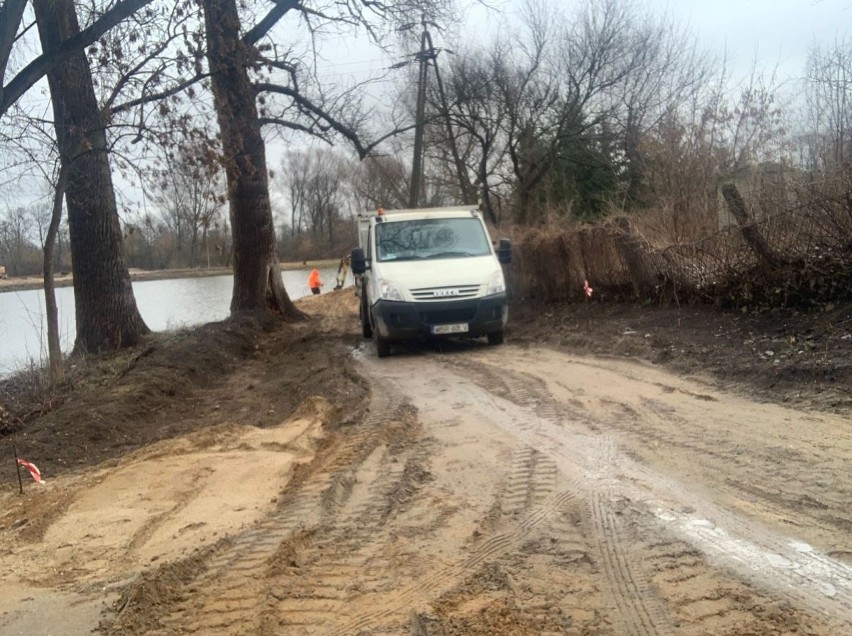 W Białobrzegach budują ścieżkę nad jeziorem wschodnim. Będzie można pospacerować nad wodą