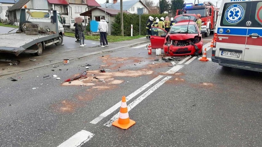 Groźny wypadek w miejscowości Blizne. Toyota najechała na tył lawety. 82-latka w szpitalu [ZDJĘCIA]