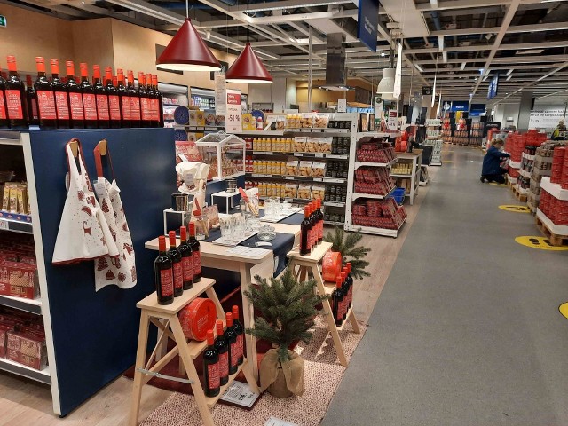 Sklepik szwedzki w IKEA Katowice jest czynny. Do 27.11 włącznie obowiązuje promocja -50 proc. na produkty z kolekcji świątecznej Vintersaga.Sprawdź, jakie produkty są przecenione i ile teraz kosztują.Zobacz kolejne zdjęcia. Przesuwaj zdjęcia w prawo - naciśnij strzałkę lub przycisk NASTĘPNE