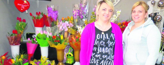 Justyna Śliz (z lewej) razem z siostrą Sylwią prowadzą kwiaciarnię o nazwie „Kwiaty są piękne”, w centrum Paleo w Kazimierzy Wielkiej.