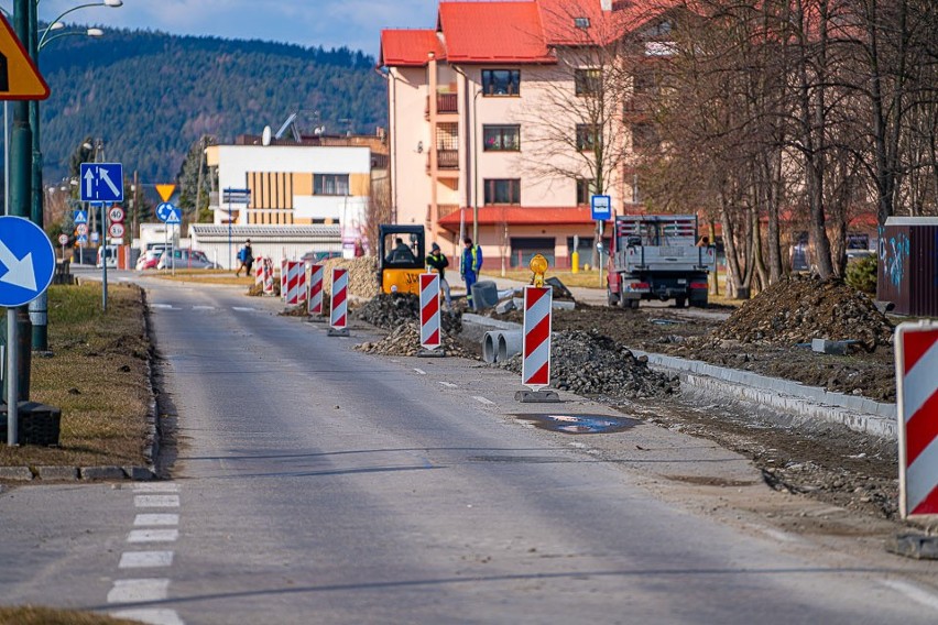 Nowy Sącz. Trwa remont ul. Sucharskiego. Wprowadzono zmiany w ruchu drogowym [ZDJĘCIA]